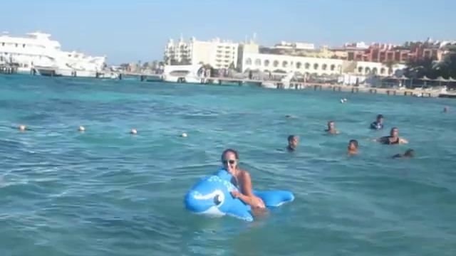 Оленька, дельфин и волны)) смотреть онлайн