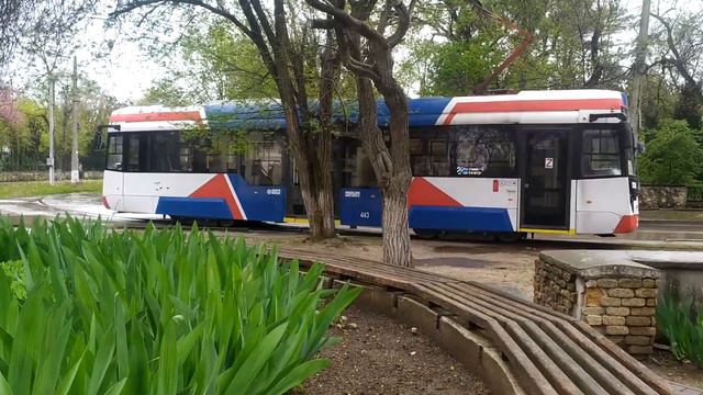 В зелени Весной! Трамвай УВЗ 71-443 плывёт как корабль по воде и поворачивает в Евпатории! смотреть онлайн