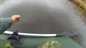 С ЛОДКИ - КАК ЗИМОЙ! Рыбалка с лодки на зимнюю удочку. Безмотылка, плотва и окунь!