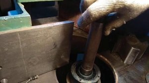 Установка подшипника на вал в шпинделе у фрезерном станке