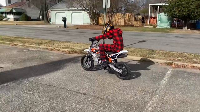 FIRST TIME RIDING KAYO 90cc DIRTBIKE?&SHOOTING ORBEEZ GUN?|LOTS OF FUN смотреть онлайн
