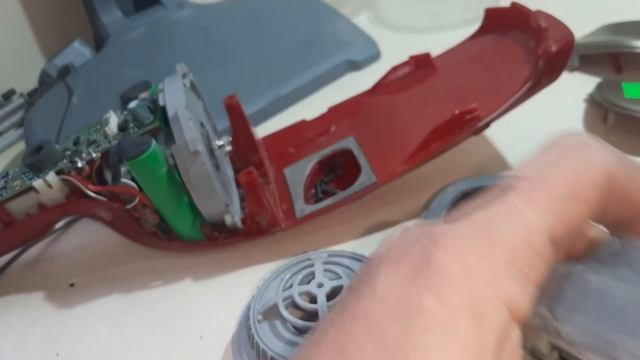 Пылесос ELECTROLUX ZB 2943: шум и повышенный расход аккумулятора. смотреть онлайн