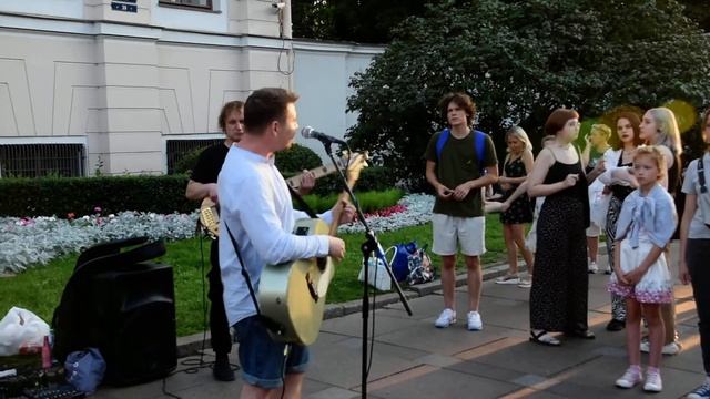 Уличные музыканты «WhoIsNextBand» выступают на Невском проспекте. Кавер на песню «Ночь» А. Губина смотреть онлайн