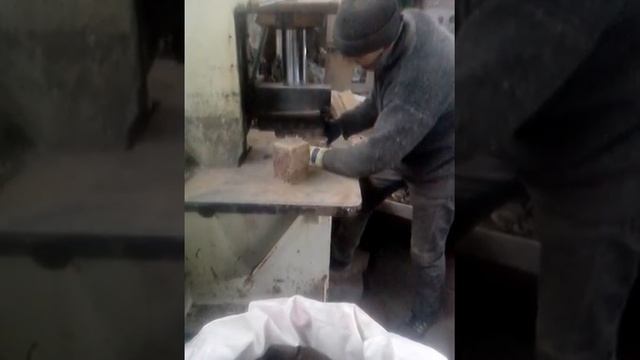 Изготовление колотой гранитной брусчатки