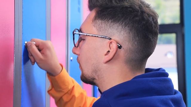 Моя мама управляет фабрикой Барби смотреть онлайн