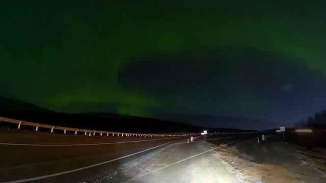 Мощное северное сияние озарило небо под Мурманском смотреть онлайн
