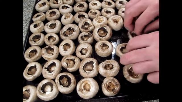 Фаршированные шампиньоны со сметаной чесноком и ветчиной. Stuffed champignons with sour cream смотреть онлайн