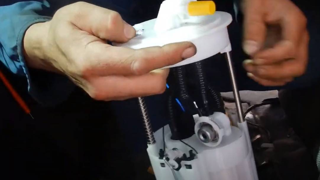 Замена бензонасоса на Альмере N16.