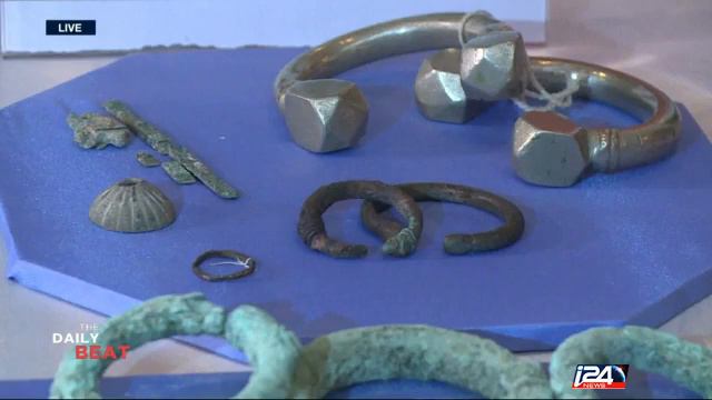 Spoils of war: Hundreds of millions' worth of looted Iraqi and Syrian artifacts sold in U S смотреть онлайн