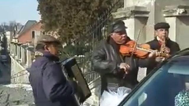 РОМСКИЕ МУЗЫКАНТЫ НА ВСТРЕЧАЮТ МОЛОДОЖЕНОВ ПЕРЕД ЦЕРКОВЬЮ || Национальніе особенности смотреть онлайн