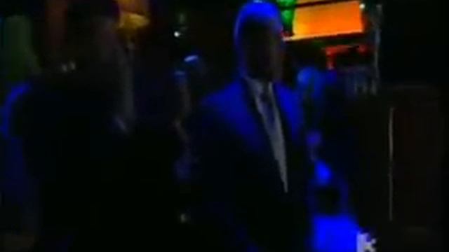 Michelle Hicks falls at Ford Fiesta presentation.flv смотреть онлайн