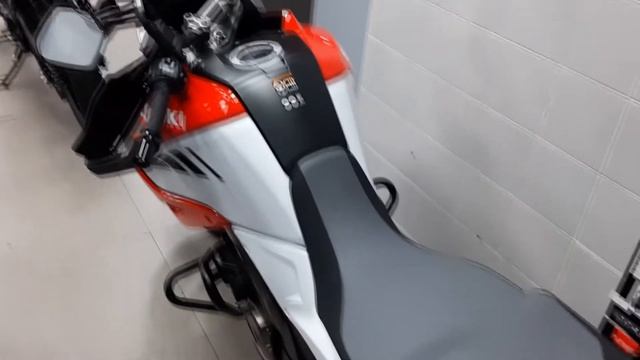 В Кудрово АвтомотоПоле стоят В-Стромы. смотреть онлайн