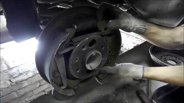 Замена троса стояночного тормоза + задние колодки на ВАЗ Классике смотреть онлайн