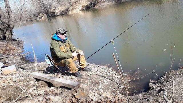 Рыбалка в апреле на донки. Лещ прёт, карась проснулся! смотреть онлайн