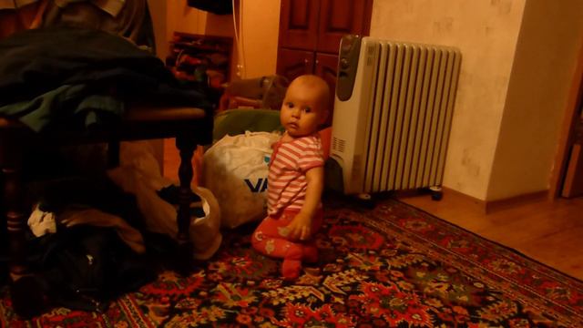маленькая Дашенька ползает и делает первые шаги смотреть онлайн