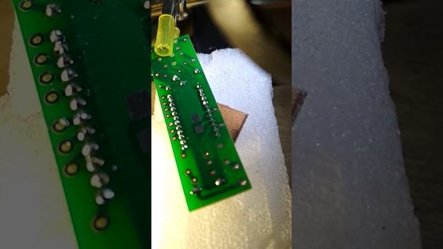 Пайка панельки на плате ФМ Использую самодельное устройство для подсветки, на базе лампы прищепки смотреть онлайн