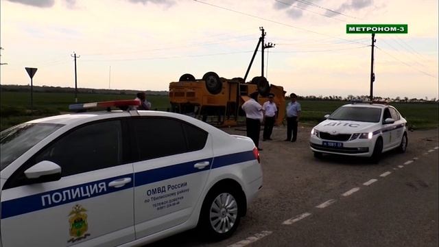 Школьный автобус перевернулся при столкновении с легковым авто в Тбилисском районе смотреть онлайн