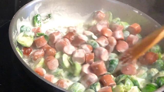 Sauté De Choux De Bruxelles Avec Saucisse , Sauce Au Fromage Et à L’ail Garnie D’Emmental #277 SUB)