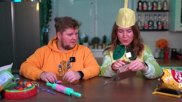 ЗЕЛЕНЫЙ vs ЖЕЛТЫЙ ЧЕЛЛЕНДЖ ! ОБМЕНялись ПОДАРКАМИ ИЗ Фикс Прайс ? смотреть онлайн