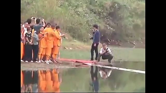 Шаолиньский монах пробежал по воде 120 метров ВИДЕО