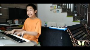 мальчик с у сошел играет на пианино раш сумасшедший палец