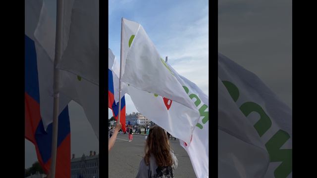 Состоялось шествие в честь Дня Государственного флага Российской Федерации смотреть онлайн