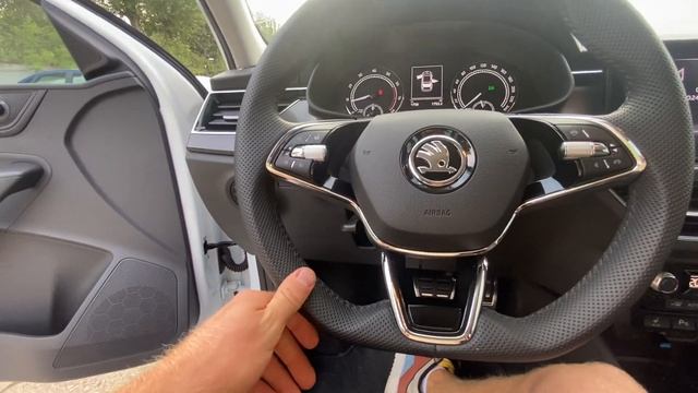 Новое поступление! SKODA RAPID Style 1.6 110л.с. AT белая с чёрной крышей