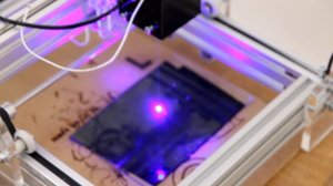 гравировка 8ми ваттным лазером на стекле