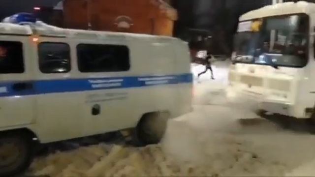 Полицейский ПАЗ тянет автобус смотреть онлайн