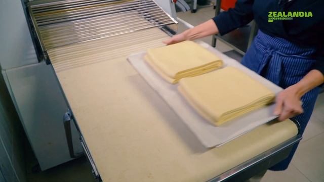 Масло сливочное Зеландия Профессиональное / Zealandia Professional - КРУАССАНЫ