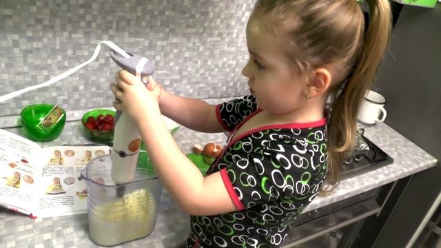 Готовит ВЕРОНИКА! Ягодные МАФФИНЫ)) Вероника Романовна ❤ смотреть онлайн