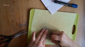 Сделала простой трафарет, чтобы написать цифры на заборе из сырной упаковки?