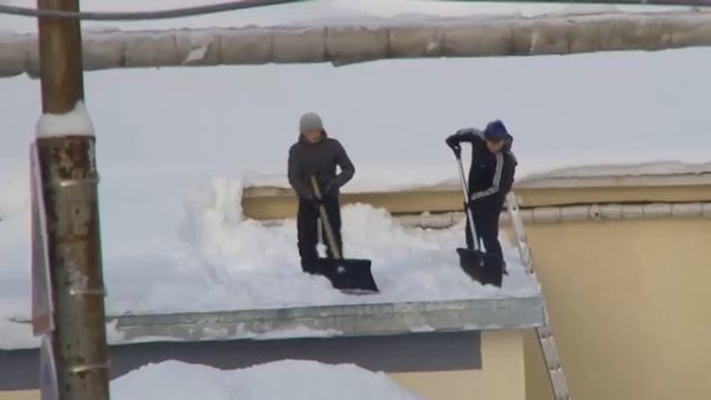 Дети чистят снег с крыш без страховки смотреть онлайн