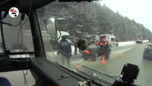 Лесовоз срубил прицепом половину "десятки" смотреть онлайн
