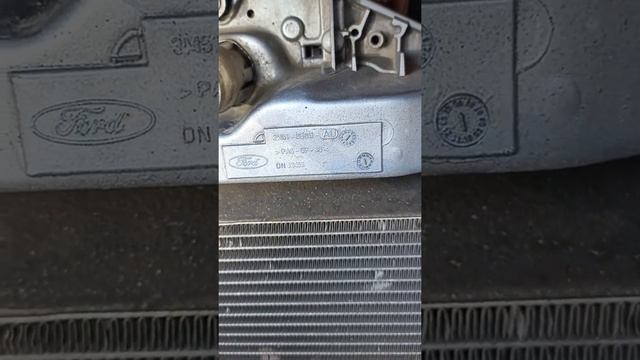 открываем капот C-MAX.