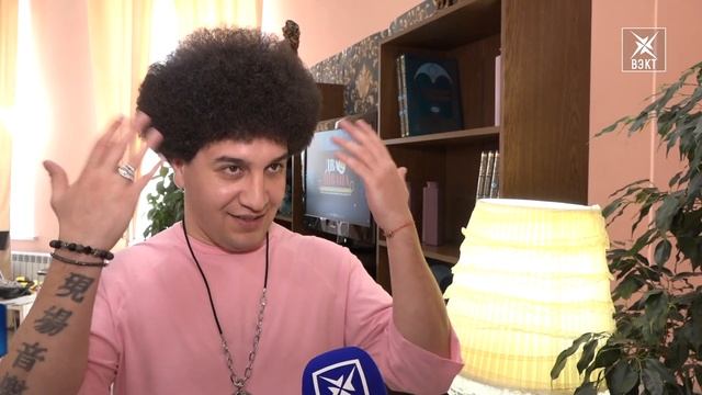«Неродные» встретились с «розовыми». Юмористическая игра «Два дивана» - для тех, кто умеет смеяться смотреть онлайн
