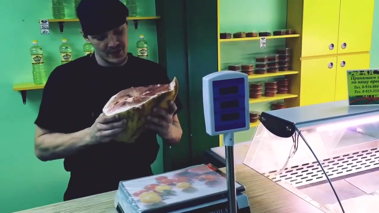 Как обвешивают людей на электронных весах смотреть онлайн