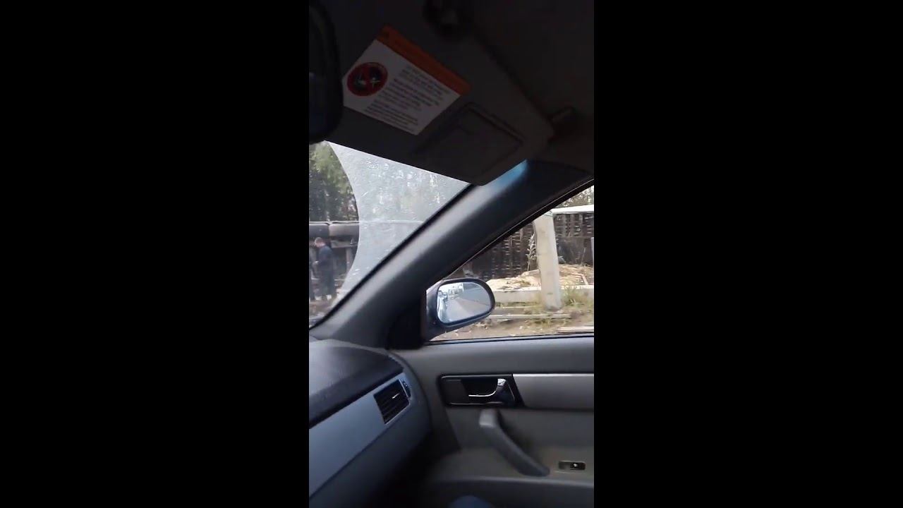 На эжвинской трассе щеповоз столкнулся с "Нивой" смотреть онлайн