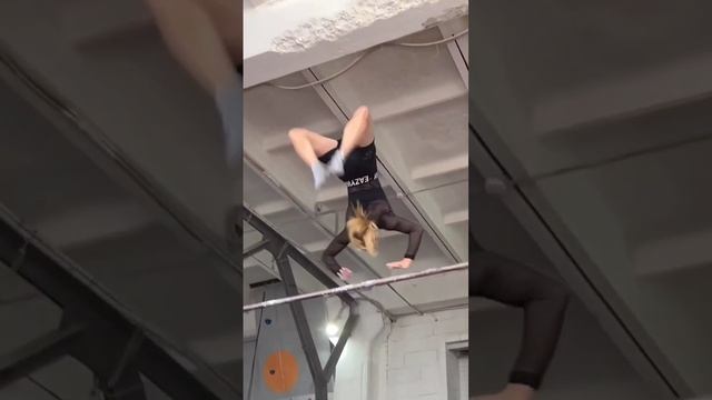 петля корбут от девушки ?? #shorts #strongworkouts #кисловодск #calisthenics #freestyle #workout смотреть онлайн