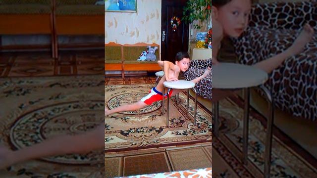 Упражнение для шпагата (exercise for the sword (racist)) смотреть онлайн