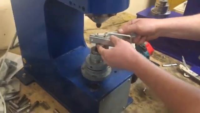 Сборка деталей клепкой на станке для клепания смотреть онлайн