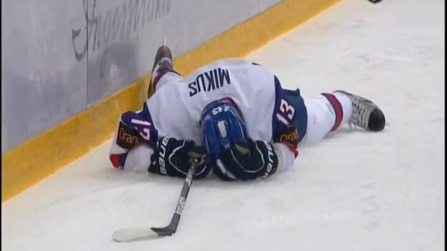 Tomas Mikus pounded in the head by J.C. Lipon смотреть онлайн