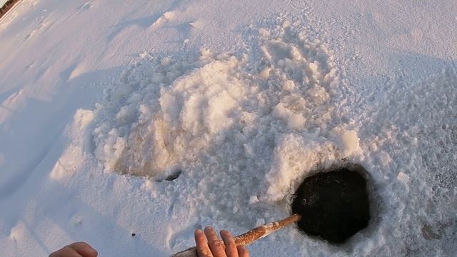 ПЕРВЫЙ ПО ТОНКОМУ ЛЬДУ \ ЭКСТРИМ \ УСТАНОВКА ПРОДОЛЬНИКОВ НА НАЛИМА смотреть онлайн