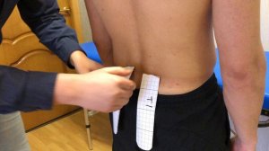 Наложение кинезио тейпа на мышцы выпрямляющие позвоночник в поясничном отделе