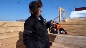 Простой способ торцевать брус ровно и без приспособлений.