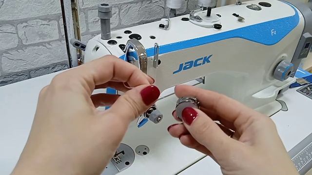 Заправляем нитку в прямострочную швейную машину Jack F4 смотреть онлайн