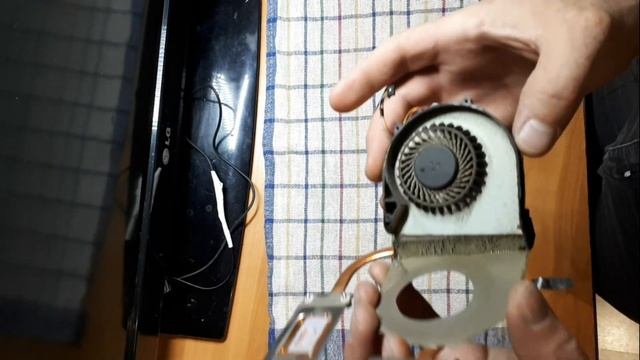 Как разобрать и почистить ноутбук от пыли? смотреть онлайн