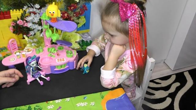 Распаковка с Цыпой подарка на 8 марта. Обзор куклы Enchantimals Patter Peacock & Flap павлин