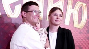 Никита Кологривый впервые вывел на красную дорожку двухлетнюю дочь