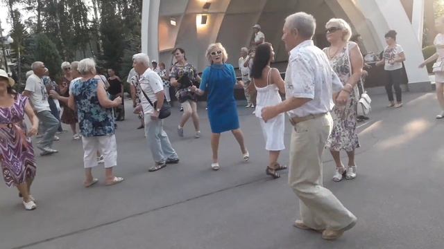 Люби меня!!!??Танцы в парке Горького!!!??Харьков 2021 смотреть онлайн